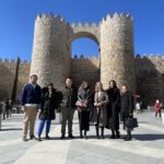 Alicia García junto con Andrea Ballesteros y representantes de NNGG de Ávila