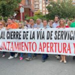 Manifestación para exigir la apertura de la vía de servicio afectada por el carril bici de la zona sur de Ávila, el 8 de agosto de 2023